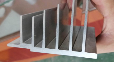 鋁型材鋸切機切割表面為何會出現毛刺？