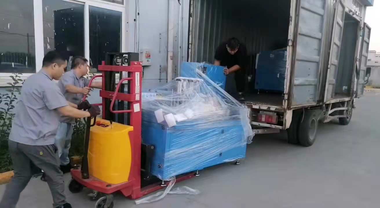 中秋假期第一天，我司一次性發貨兩臺全自動切鋁機