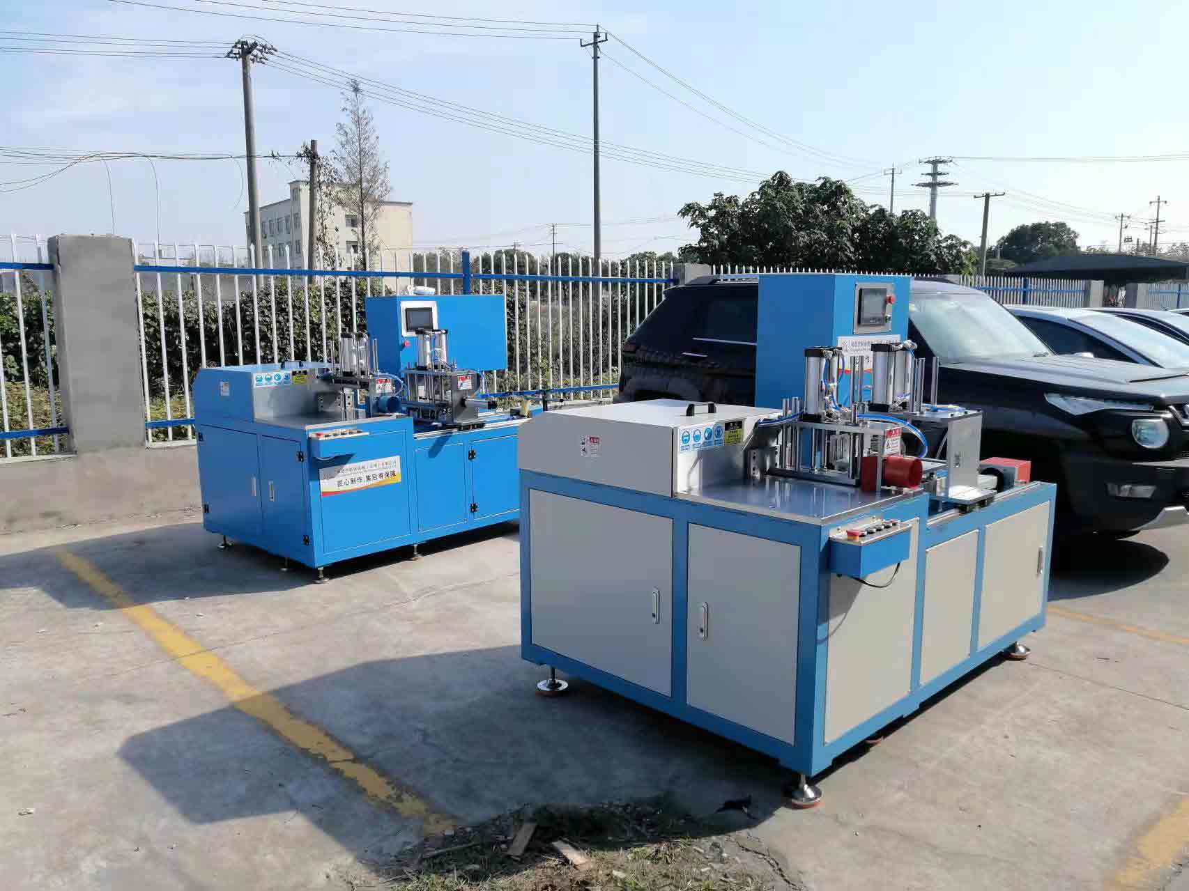 今日風和日麗，我司2臺全自動切鋁機設備整裝出庫